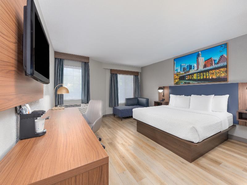 La Quinta Inn & Suites Dallas DFW Airport North image