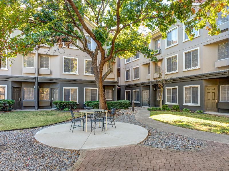 La Quinta Inn & Suites Dallas DFW Airport North image
