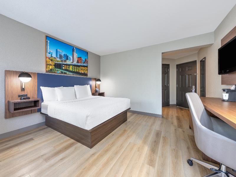 La Quinta Inn & Suites Dallas DFW Airport North image