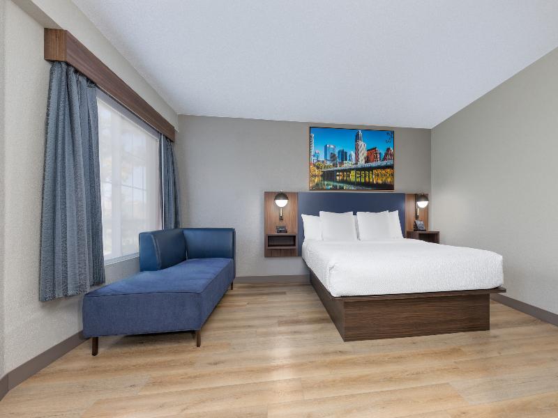 La Quinta Inn & Suites Dallas DFW Airport North image