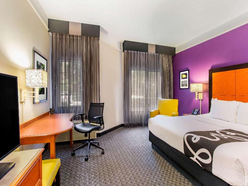 La Quinta Inn & Suites Raleigh - Durham Airport image