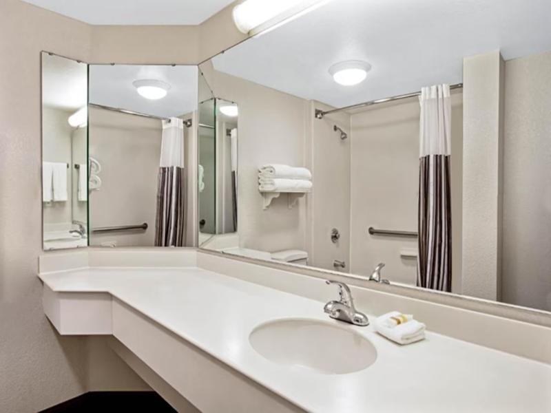 La Quinta Inn & Suites Myrtle Beach Broadway    image