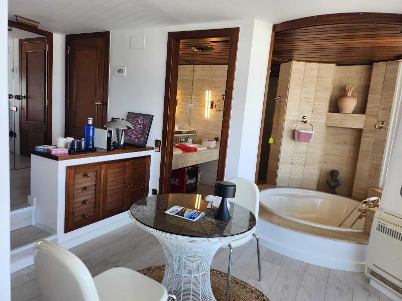 Solo Atico Guest Suites image