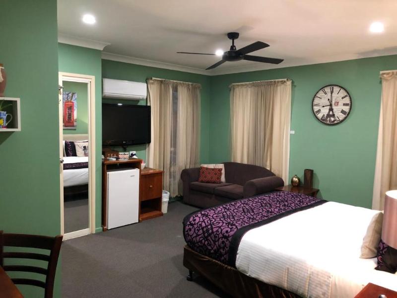 Aussie Rest Motel image