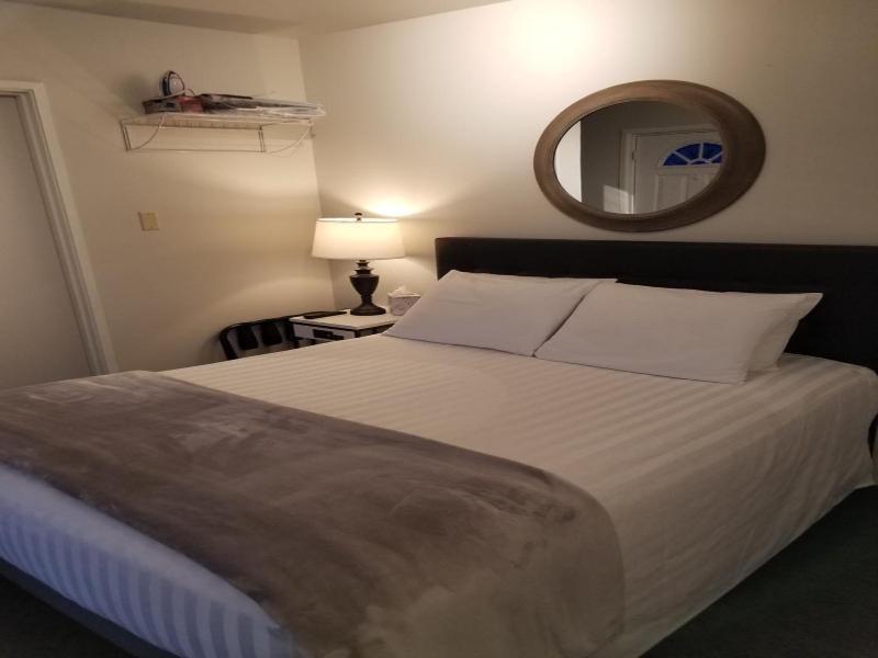 Deep Water Inn image