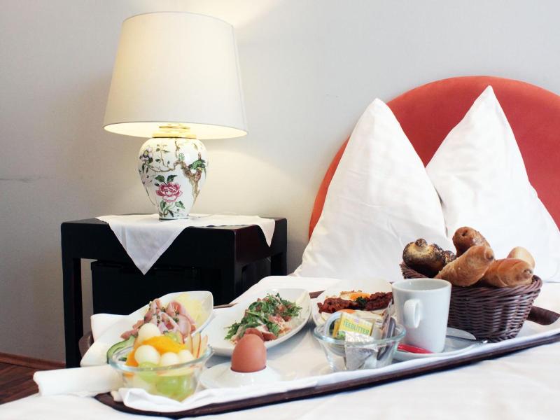 Stadthotel Restaurant Auerhahn image
