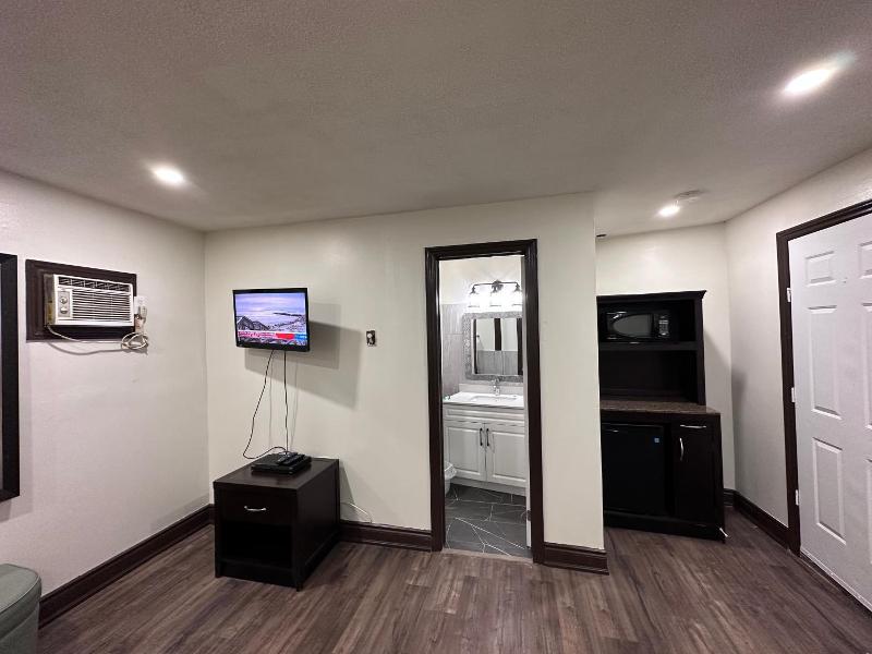 Cedar Springs Motel image