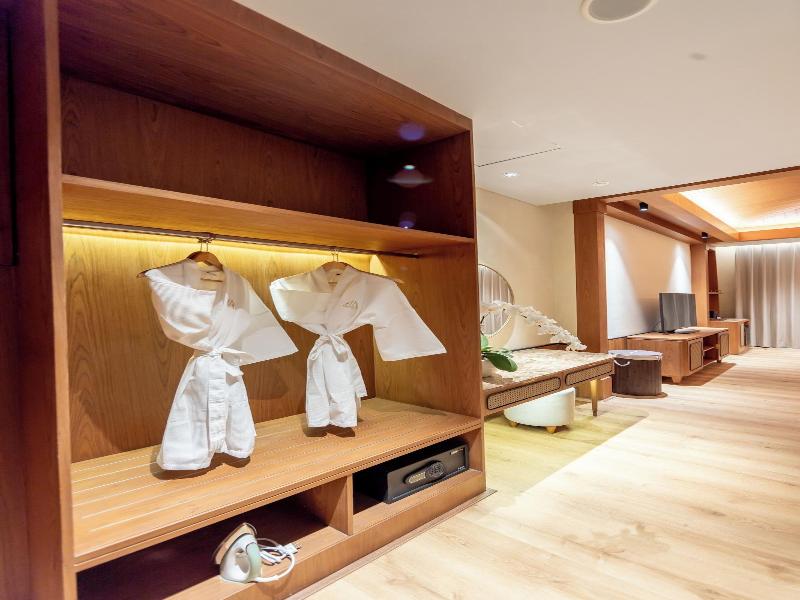 Anumana De Suite image