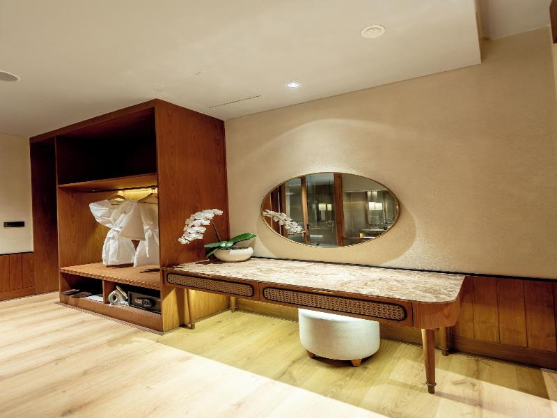 Anumana De Suite image