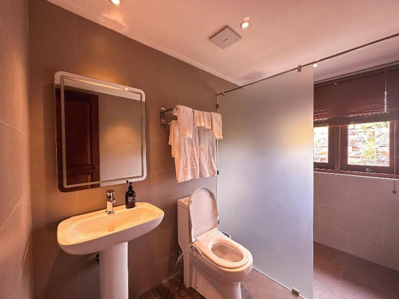 Anumana De Suite image