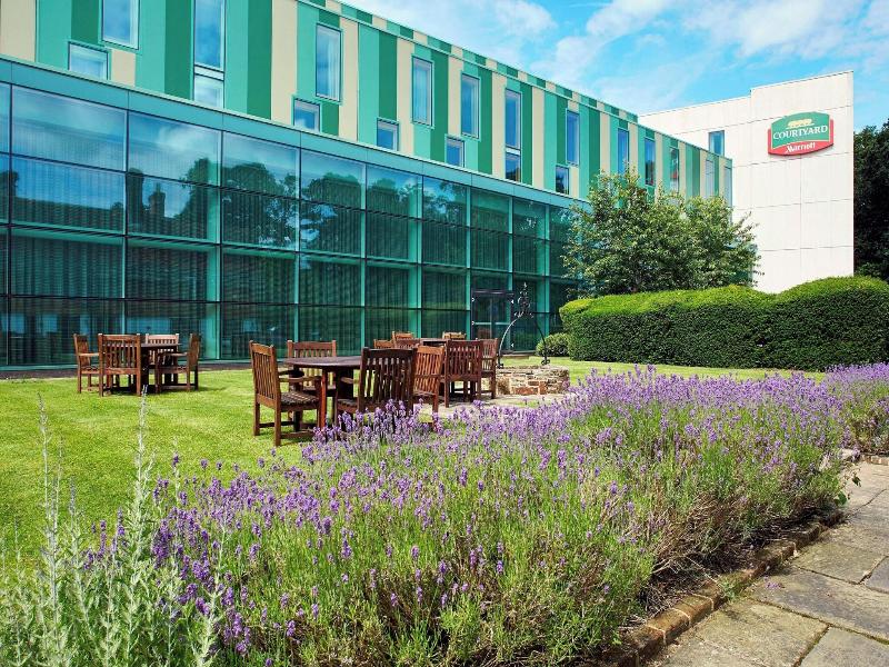 Courtyard London Gatwick Airport image