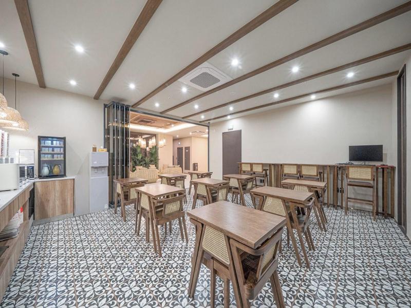 Giant Hotel image