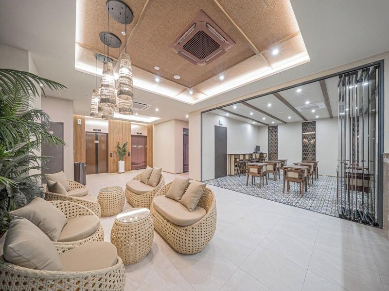 Giant Hotel image