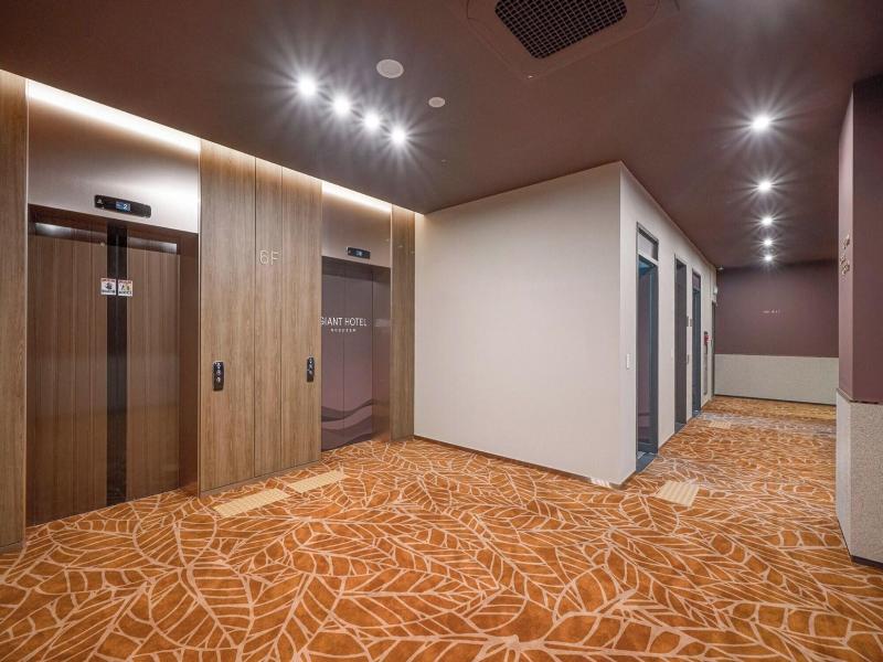 Giant Hotel image