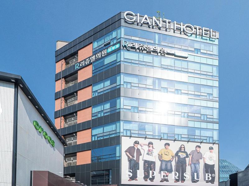 Giant Hotel image