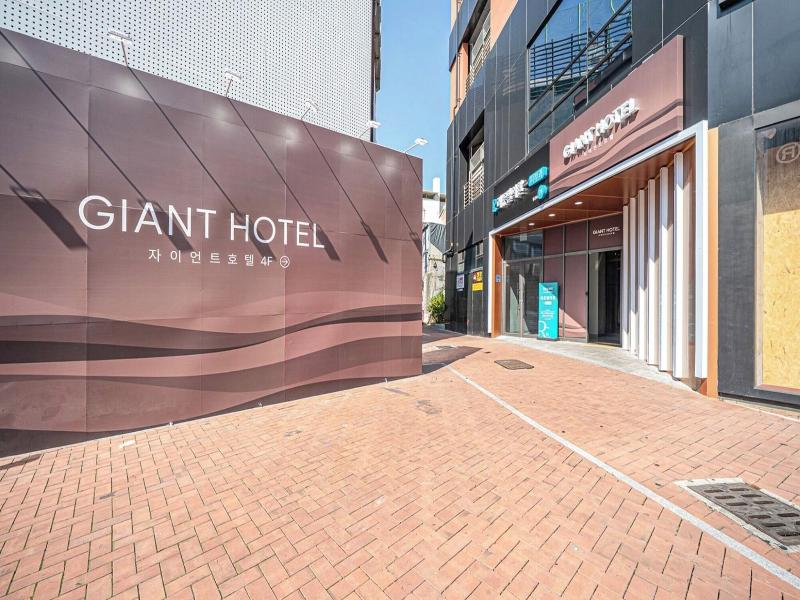 Giant Hotel image