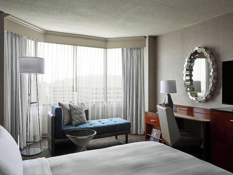 Crystal Gateway Marriott image