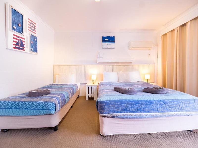 Boyne Island Motel And Villas image