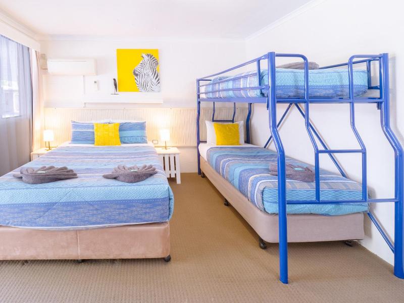 Boyne Island Motel And Villas image
