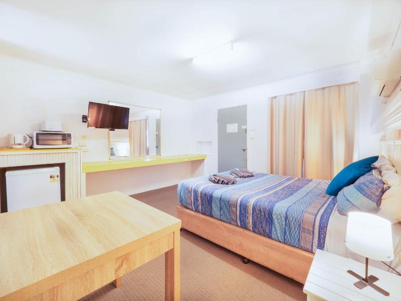 Boyne Island Motel And Villas image