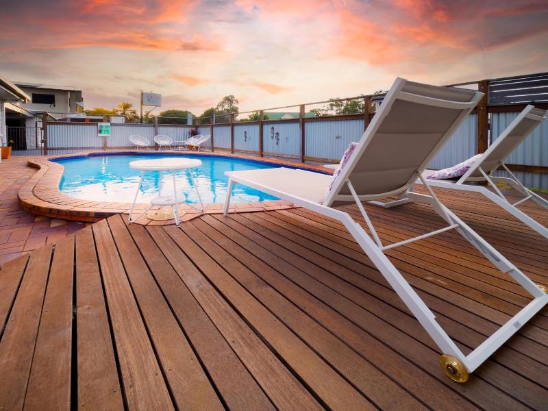 Boyne Island Motel And Villas image