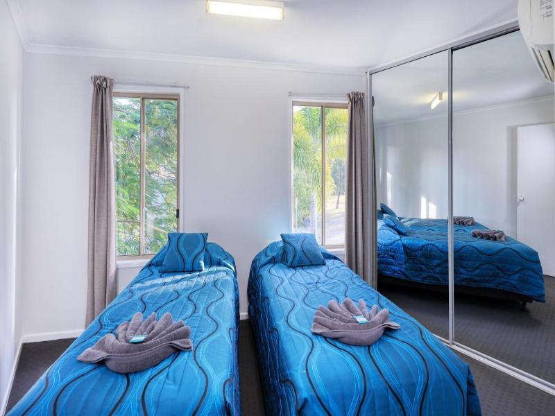 Boyne Island Motel And Villas image