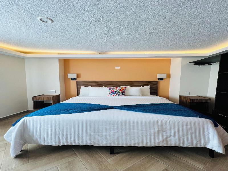 Suites Del Jardín Principal image
