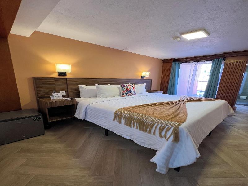 Suites Del Jardín Principal image