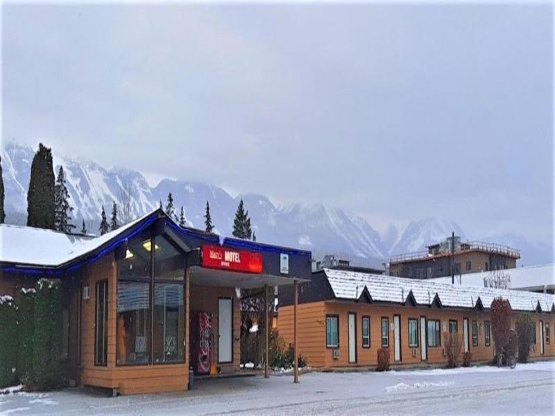 Mary's Motel, Golden