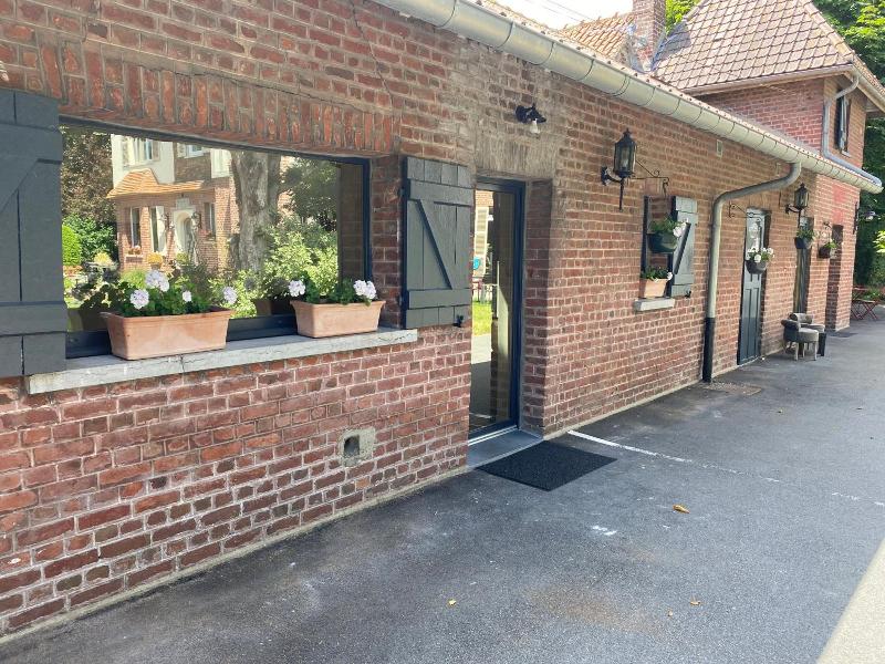 Au Petit Manoir image