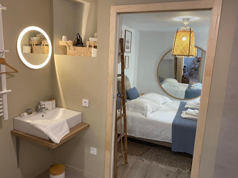 Au Petit Manoir image