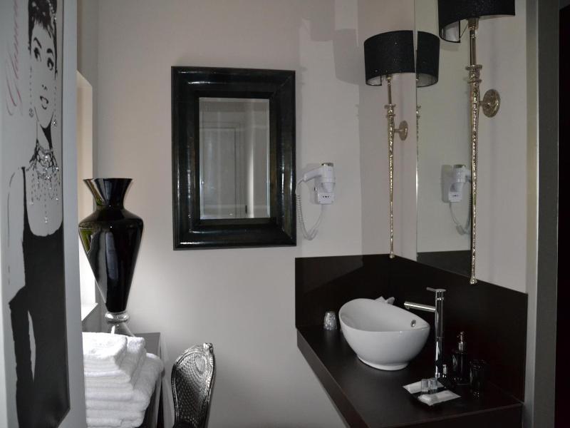 Au Petit Manoir image