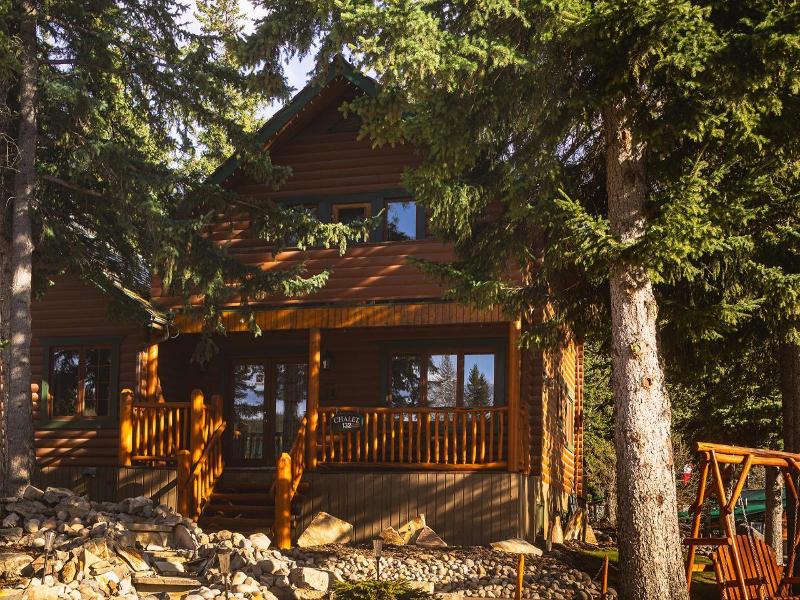 Overlander Mountain Lodge image