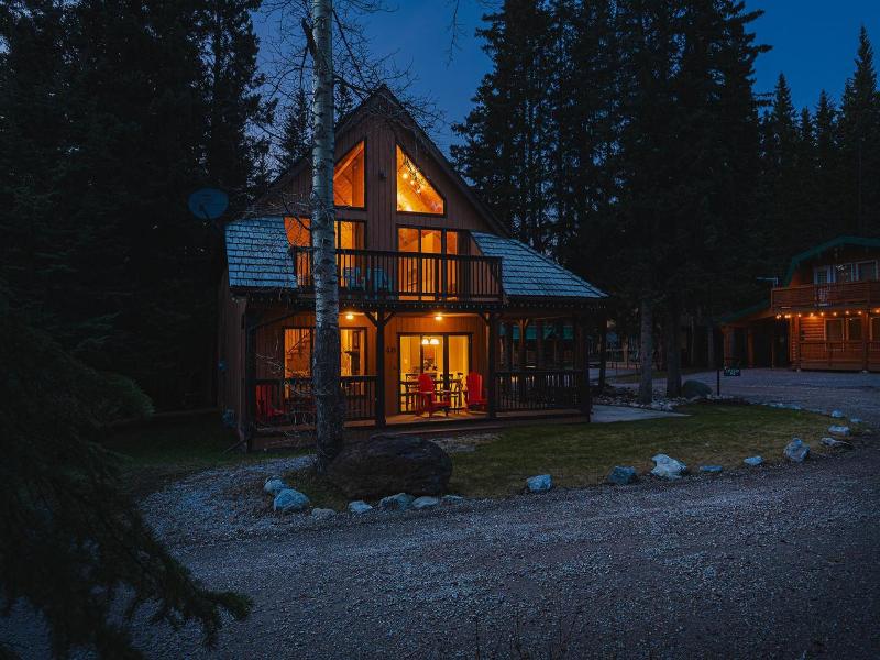 Overlander Mountain Lodge image