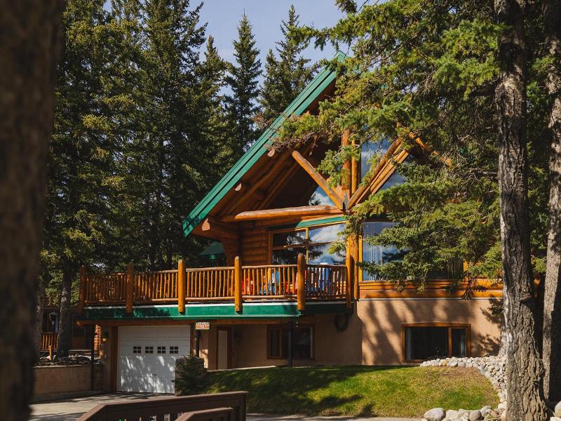 Overlander Mountain Lodge image