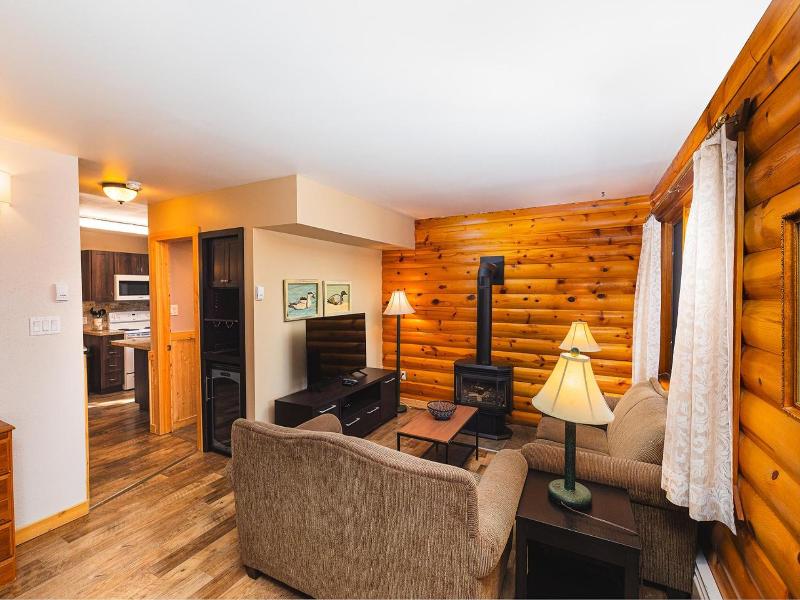 Overlander Mountain Lodge image