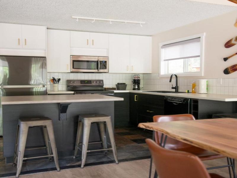 Overlander Mountain Lodge image