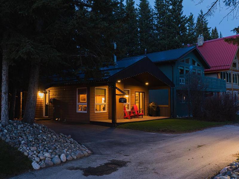 Overlander Mountain Lodge image