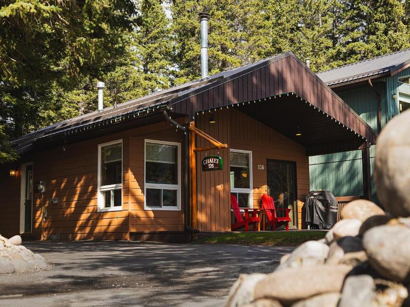 Overlander Mountain Lodge image