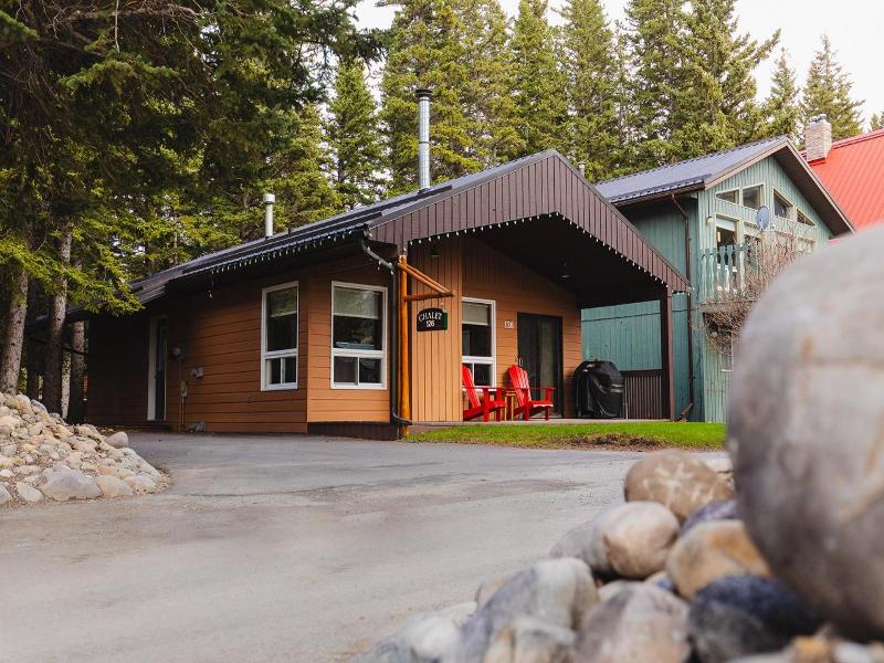 Overlander Mountain Lodge image