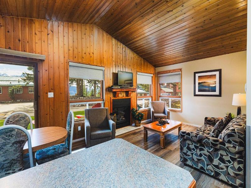 Overlander Mountain Lodge image