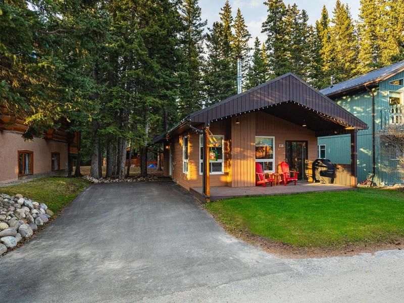 Overlander Mountain Lodge image