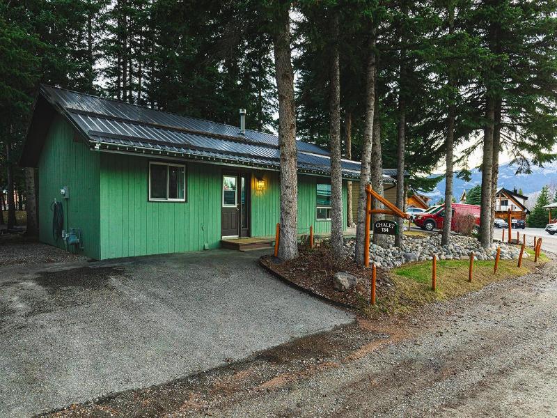 Overlander Mountain Lodge image