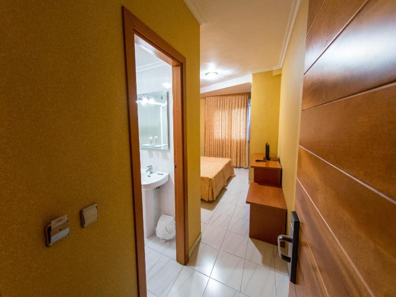 Hotel Dinajan image