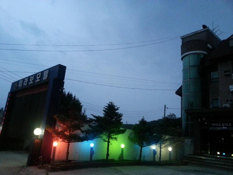 Feel Motel image