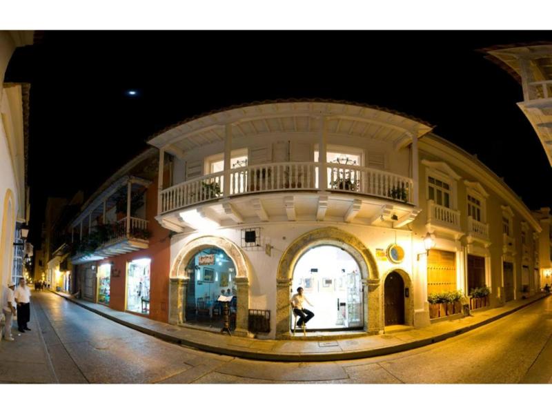 Luxury Large Apartment With Colonial Balcony image
