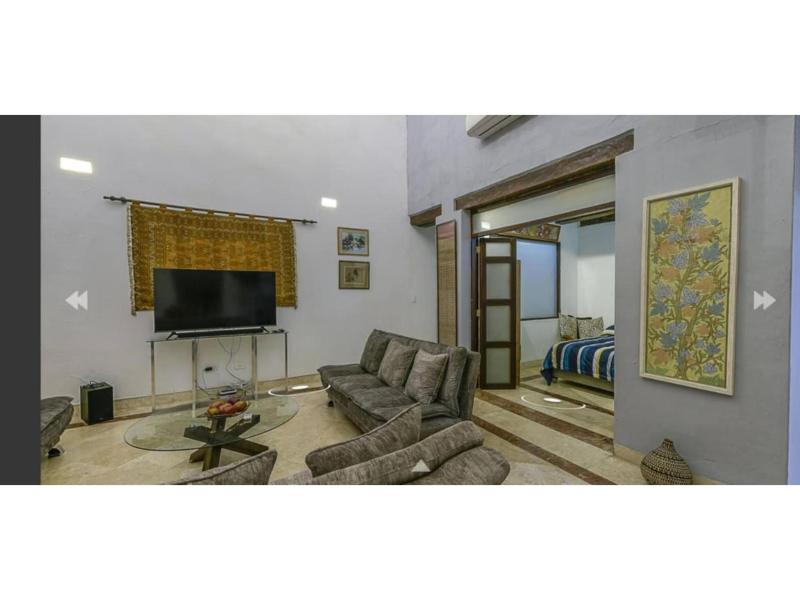 Luxury Large Apartment With Colonial Balcony image