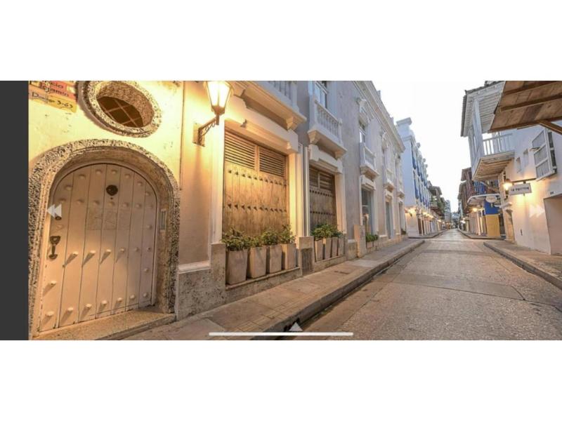 Luxury Large Apartment With Colonial Balcony image