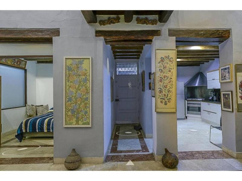 Luxury Large Apartment With Colonial Balcony image