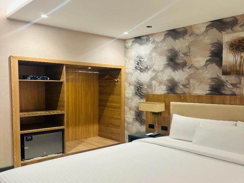 Sky Park Hotel image